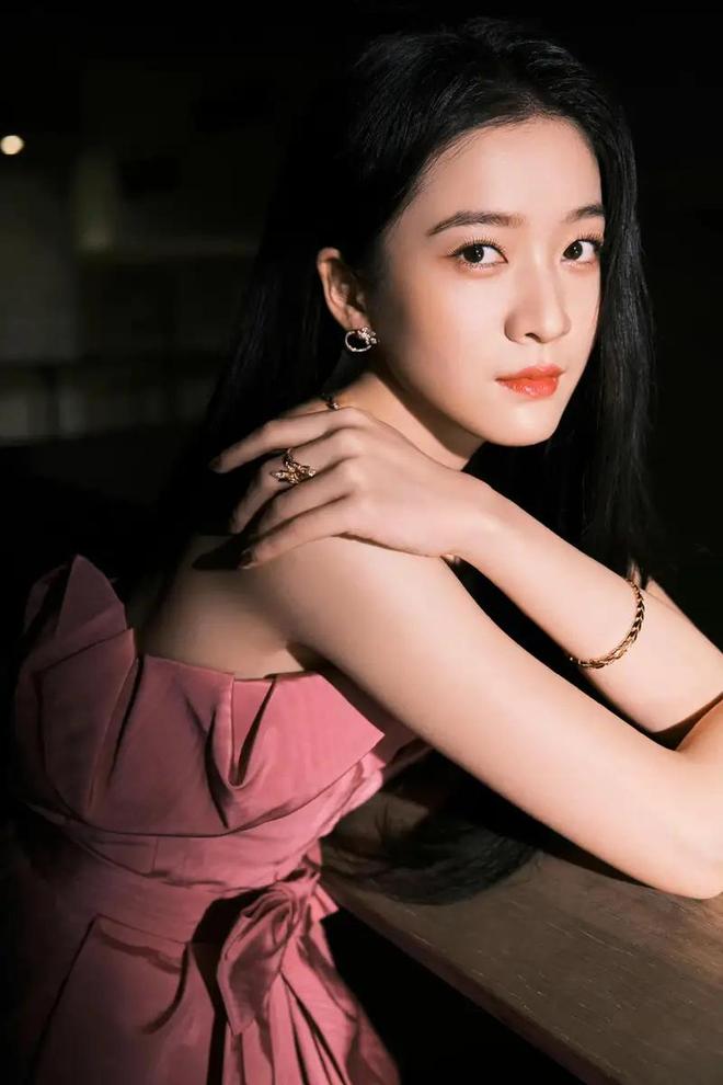 从深海精灵到复古女郎的完美蜕变开元棋牌张雪迎的时尚温度差：(图2)
