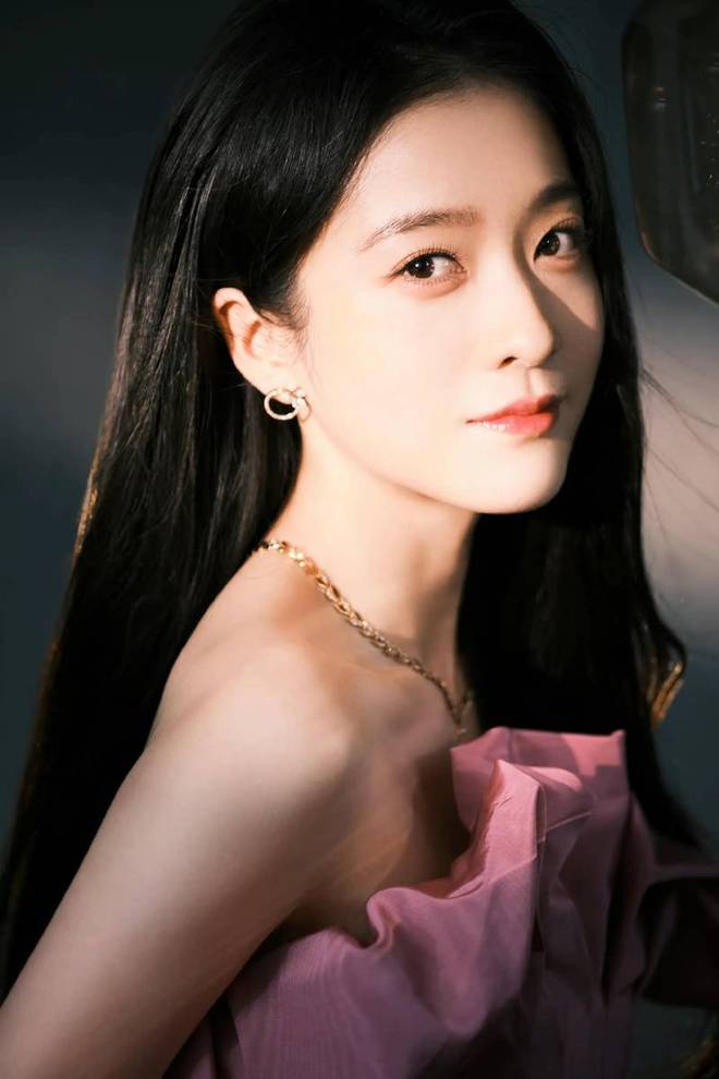 从深海精灵到复古女郎的完美蜕变开元棋牌张雪迎的时尚温度差：(图3)