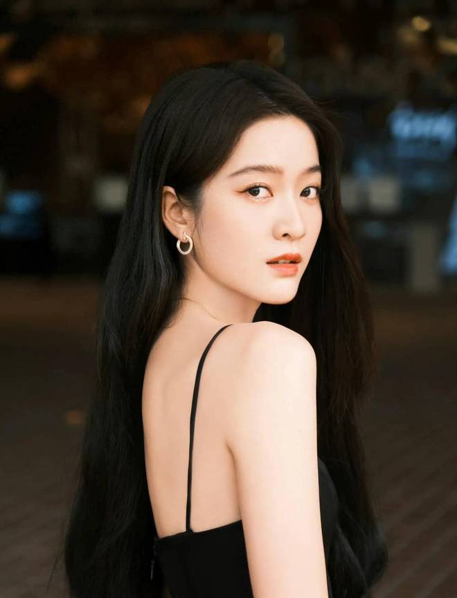 从深海精灵到复古女郎的完美蜕变开元棋牌张雪迎的时尚温度差：(图4)