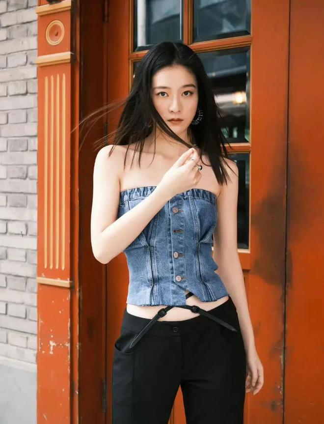 从深海精灵到复古女郎的完美蜕变开元棋牌张雪迎的时尚温度差：(图6)