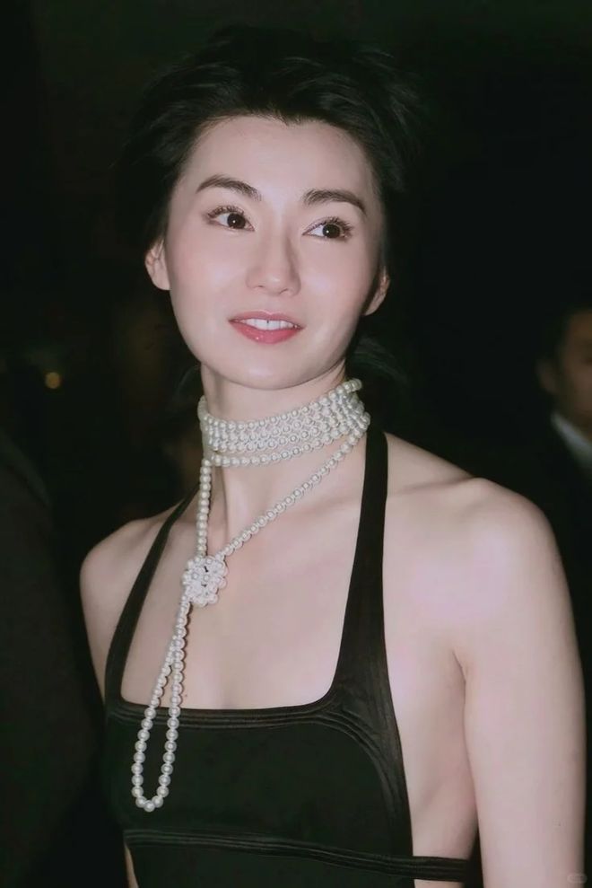火的珍珠单品照着搭好看又气质开元ky棋牌被张曼玉、倪妮带(图5)