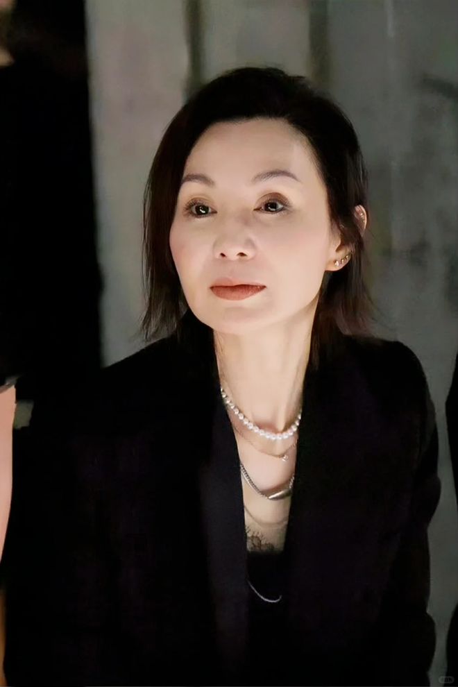 火的珍珠单品照着搭好看又气质开元ky棋牌被张曼玉、倪妮带(图11)
