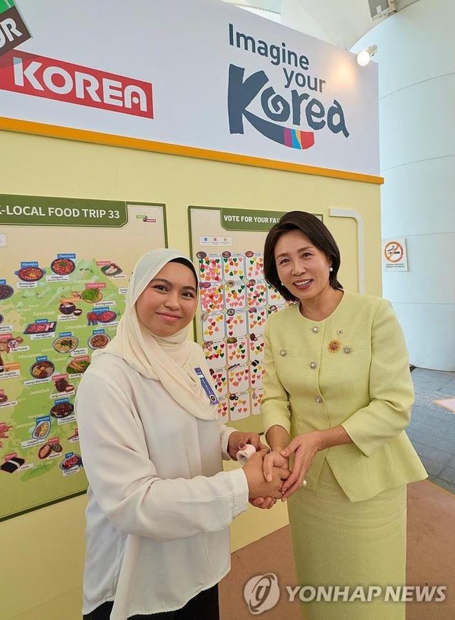 看呆工作人员温柔夫人又美又贤惠开元棋牌韩国帮李在明整理发型(图2)