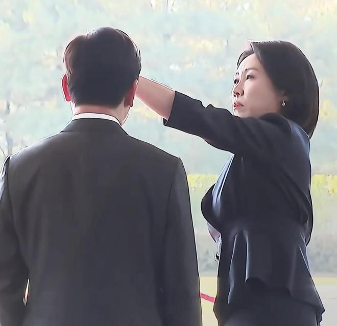 看呆工作人员温柔夫人又美又贤惠开元棋牌韩国帮李在明整理发型(图5)