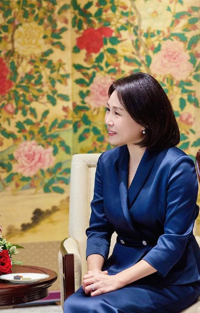 看呆工作人员温柔夫人又美又贤惠开元棋牌韩国帮李在明整理发型(图6)