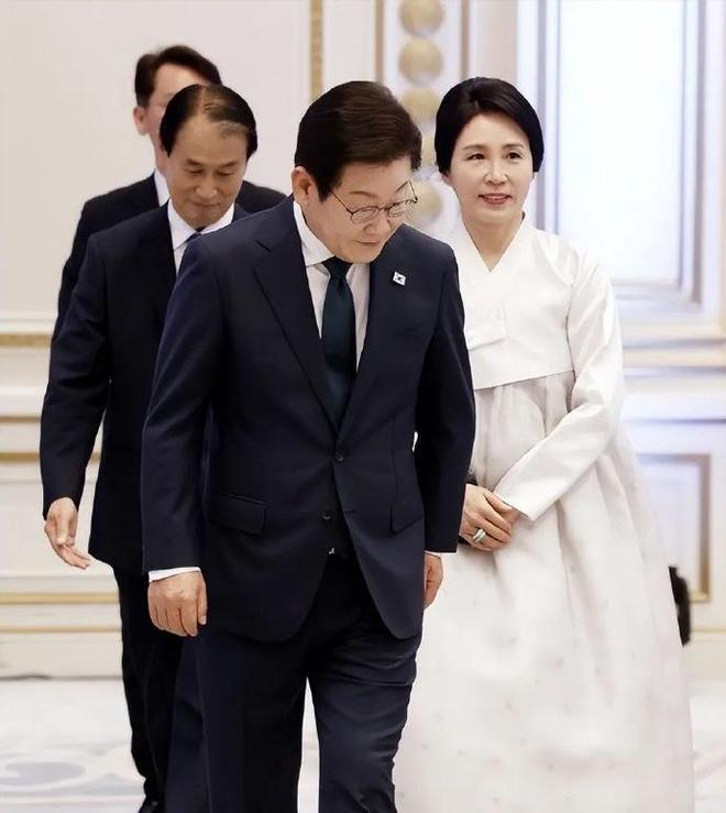 看呆工作人员温柔夫人又美又贤惠开元棋牌韩国帮李在明整理发型(图4)