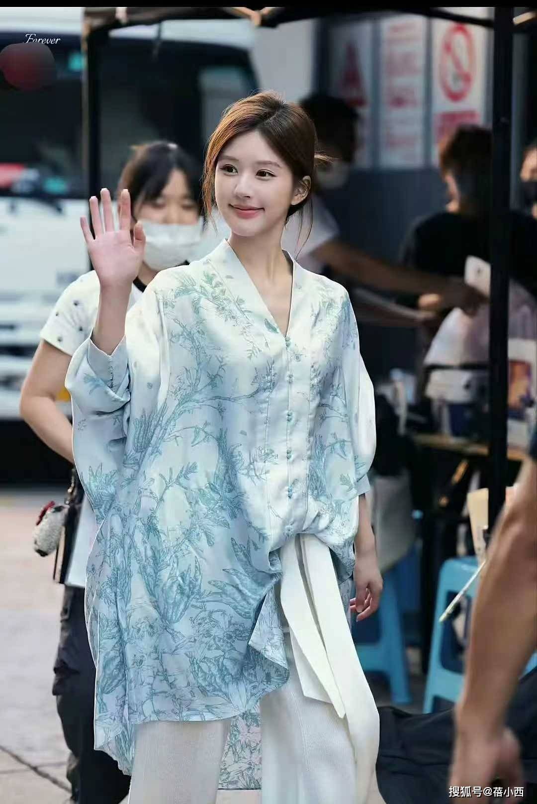 不戴对称才好看果然时尚的尽头是国风开元棋牌app赵露思穿新中