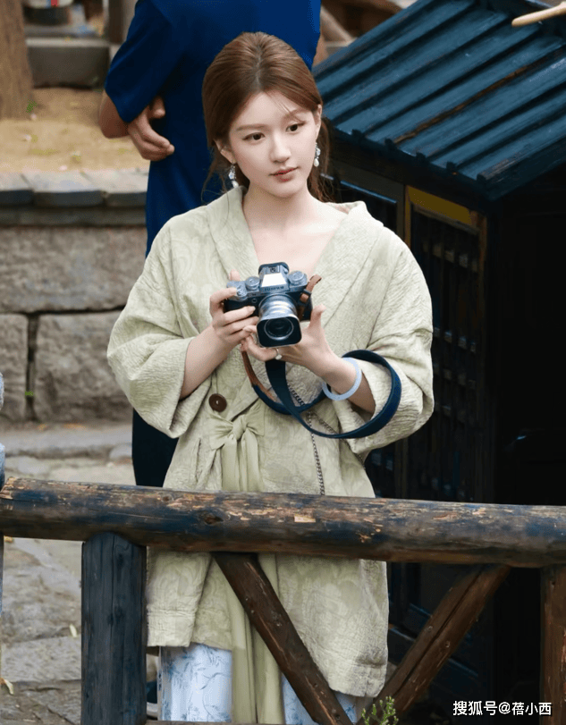 不戴对称才好看果然时尚的尽头是国风开元棋牌app赵露思穿新中式耳环(图4)