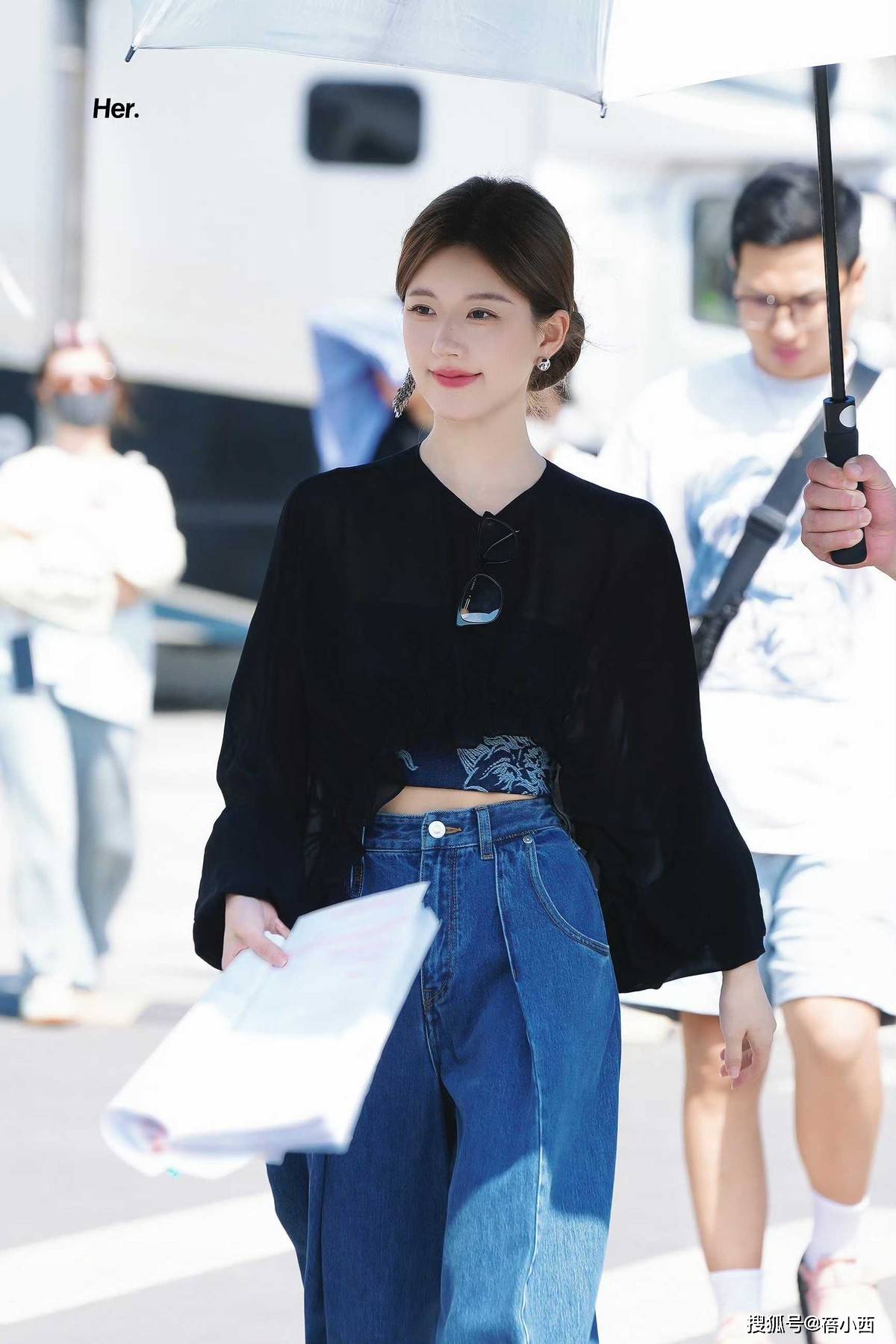 不戴对称才好看果然时尚的尽头是国风开元棋牌app赵露思穿新中式耳环(图5)