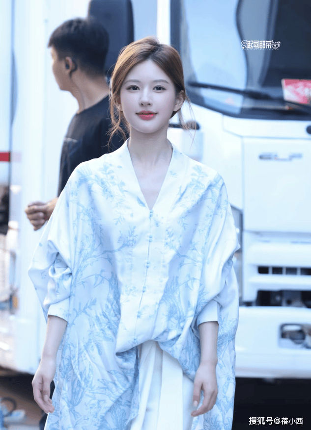 不戴对称才好看果然时尚的尽头是国风开元棋牌app赵露思穿新中式耳环(图6)