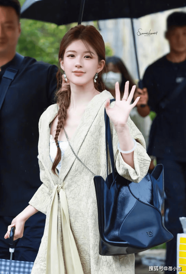 不戴对称才好看果然时尚的尽头是国风开元棋牌app赵露思穿新中式耳环(图9)